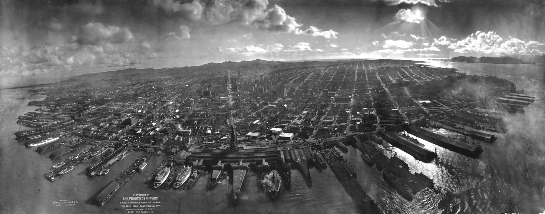 Panoramic photograph of San Francisco after the 1906 earthquake